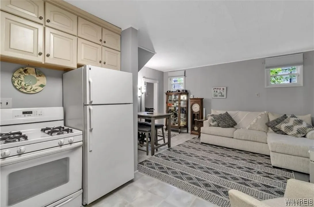 2287 Niagara Street, Buffalo, New York 14207, Buffalo, New York 14207, 6 Bedrooms Bedrooms, 9 Rooms Rooms,3 BathroomsBathrooms,Residential Lease,For Rent,2287 Niagara Street, Buffalo, New York 14207,B1622565