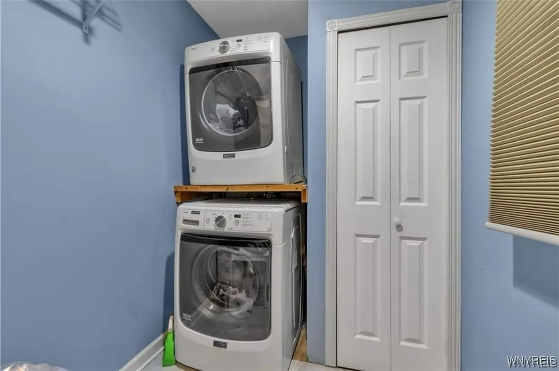 2287 Niagara Street, Buffalo, New York 14207, Buffalo, New York 14207, 6 Bedrooms Bedrooms, 9 Rooms Rooms,3 BathroomsBathrooms,Residential Lease,For Rent,2287 Niagara Street, Buffalo, New York 14207,B1622565