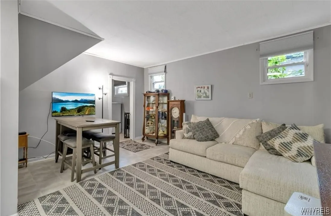 2287 Niagara Street, Buffalo, New York 14207, Buffalo, New York 14207, 6 Bedrooms Bedrooms, 9 Rooms Rooms,3 BathroomsBathrooms,Residential Lease,For Rent,2287 Niagara Street, Buffalo, New York 14207,B1622565