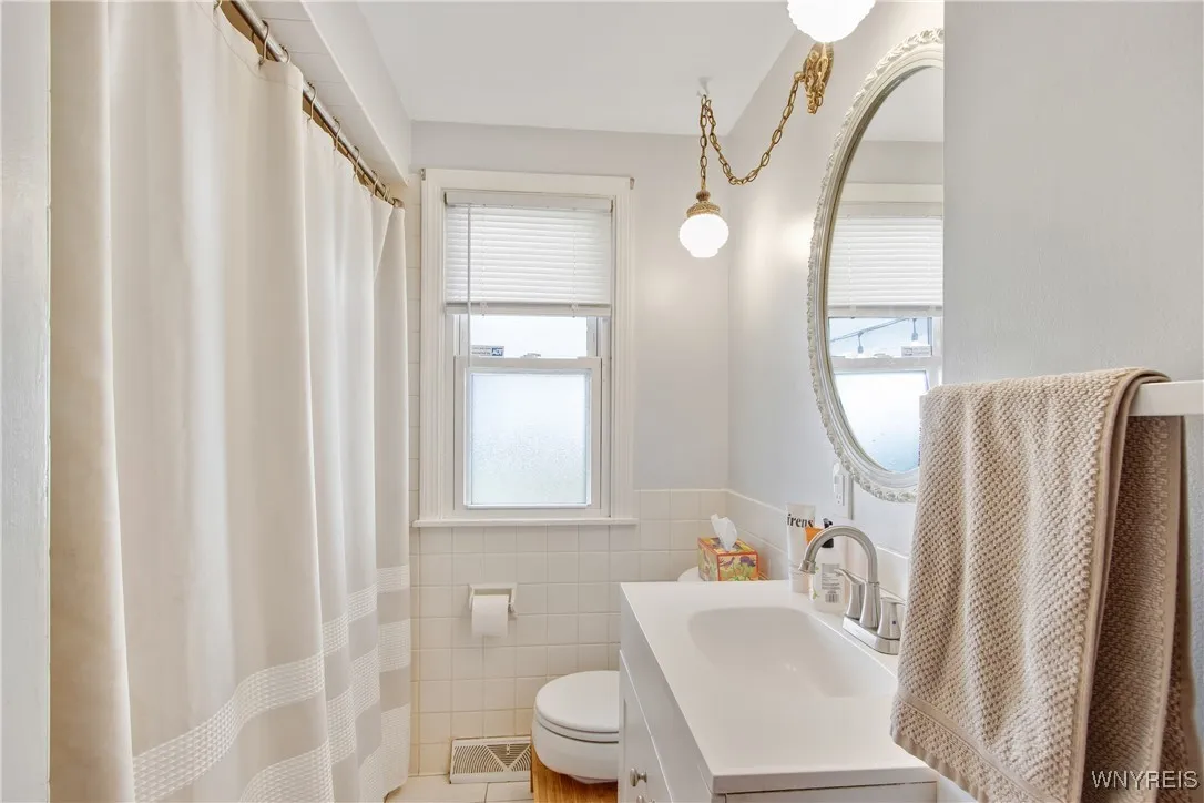 Upstairs full bath