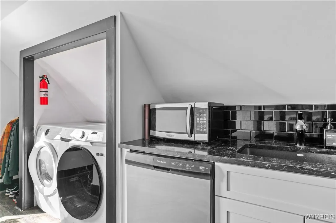 58 Cottage Street 3, Buffalo, New York 14201, Buffalo, New York 14201, 1 Bedroom Bedrooms, 2 Rooms Rooms,1 BathroomBathrooms,Residential Lease,For Rent,58 Cottage Street 3, Buffalo, New York 14201,B1623687