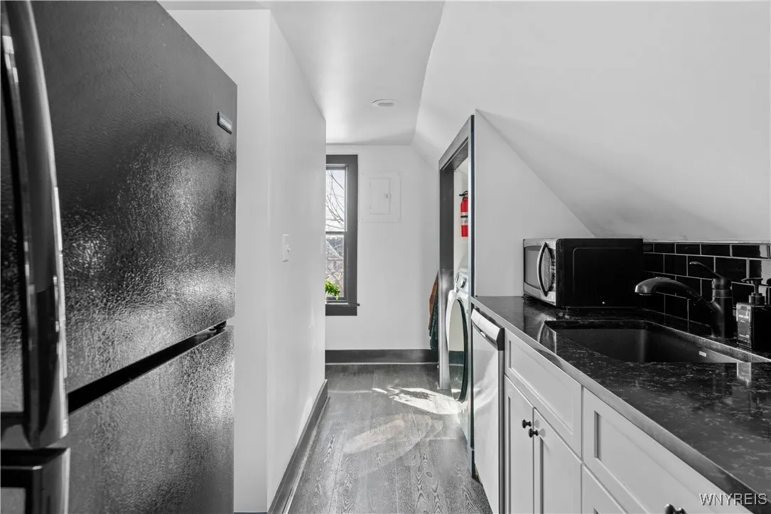 58 Cottage Street 3, Buffalo, New York 14201, Buffalo, New York 14201, 1 Bedroom Bedrooms, 2 Rooms Rooms,1 BathroomBathrooms,Residential Lease,For Rent,58 Cottage Street 3, Buffalo, New York 14201,B1623687