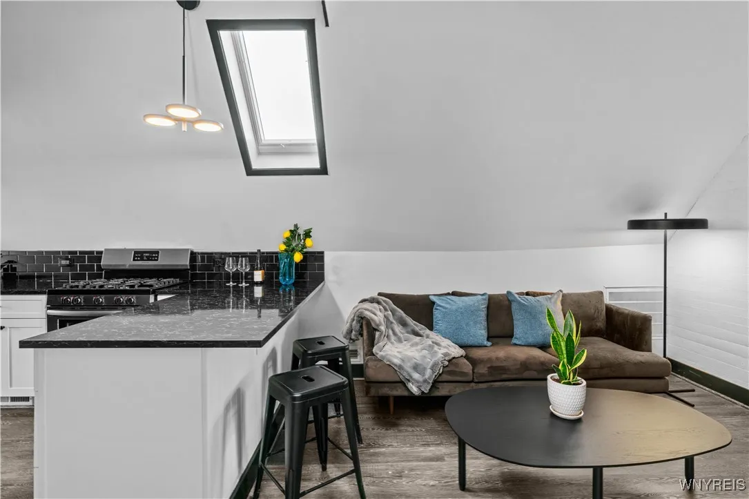 58 Cottage Street 3, Buffalo, New York 14201, Buffalo, New York 14201, 1 Bedroom Bedrooms, 2 Rooms Rooms,1 BathroomBathrooms,Residential Lease,For Rent,58 Cottage Street 3, Buffalo, New York 14201,B1623687