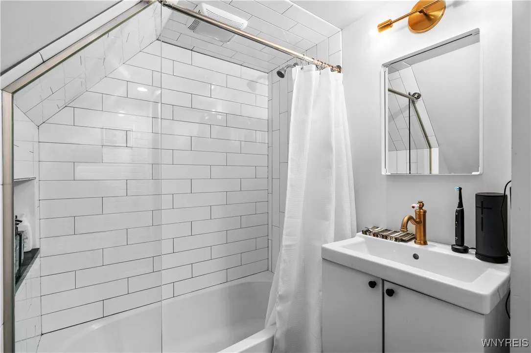 58 Cottage Street 3, Buffalo, New York 14201, Buffalo, New York 14201, 1 Bedroom Bedrooms, 2 Rooms Rooms,1 BathroomBathrooms,Residential Lease,For Rent,58 Cottage Street 3, Buffalo, New York 14201,B1623687