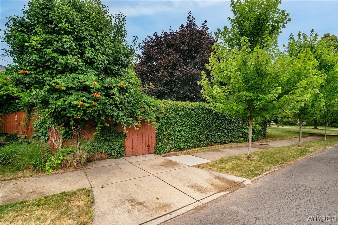 12 Henley Road, Buffalo, New York 14216, Buffalo, New York 14216, 4 Bedrooms Bedrooms, 8 Rooms Rooms,1 BathroomBathrooms,Residential,For Sale,12 Henley Road, Buffalo, New York 14216,B1622411