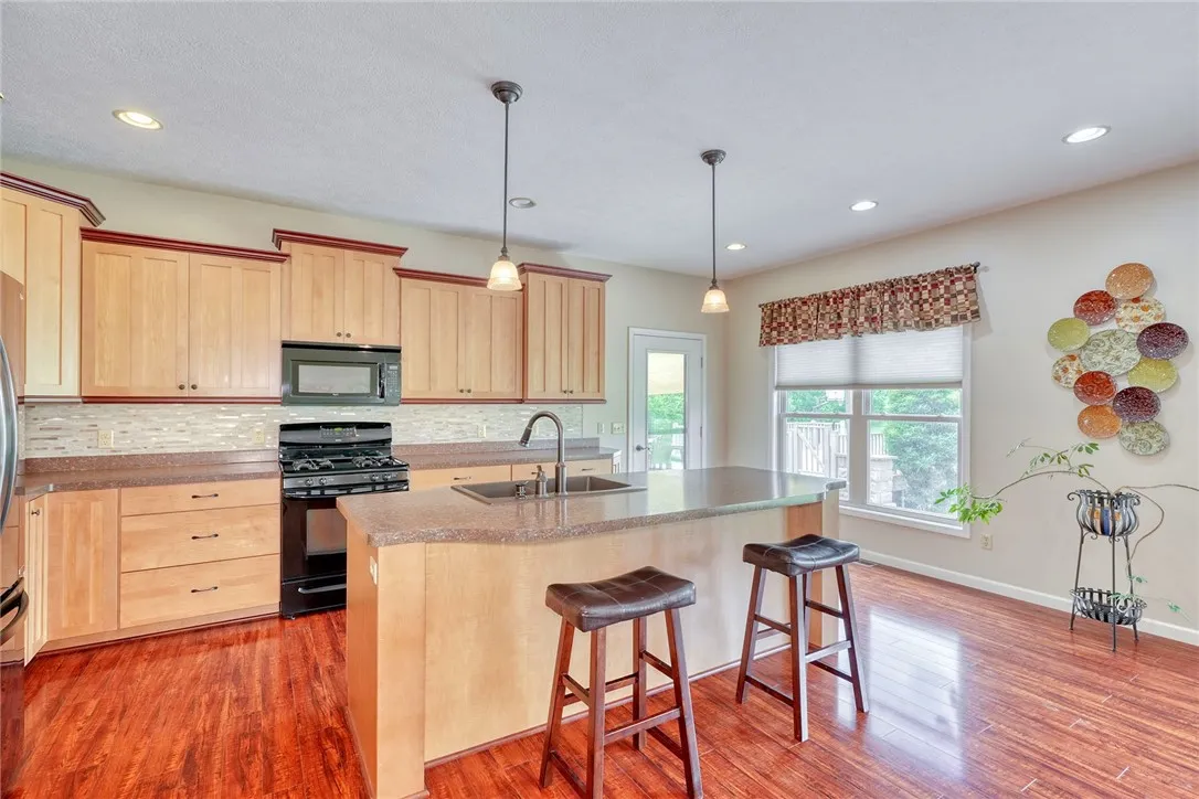 KITCHEN BREAKFAST BAR