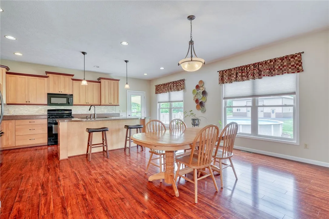 KITCHEN *HIGH-END LAMINATE FLOORING