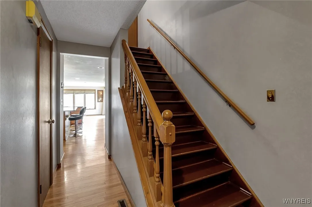 8 Hummingbird Lane, Amherst, New York 14228, Amherst, New York 14228, 4 Bedrooms Bedrooms, 9 Rooms Rooms,2 BathroomsBathrooms,Residential,For Sale,8 Hummingbird Lane, Amherst, New York 14228,B1622050