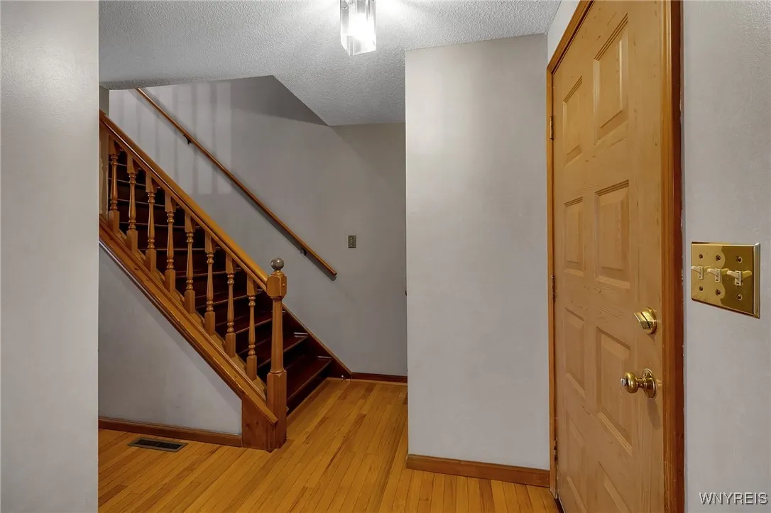 8 Hummingbird Lane, Amherst, New York 14228, Amherst, New York 14228, 4 Bedrooms Bedrooms, 9 Rooms Rooms,2 BathroomsBathrooms,Residential,For Sale,8 Hummingbird Lane, Amherst, New York 14228,B1622050