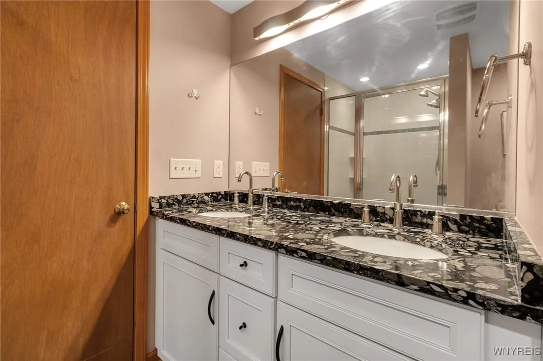8 Hummingbird Lane, Amherst, New York 14228, Amherst, New York 14228, 4 Bedrooms Bedrooms, 9 Rooms Rooms,2 BathroomsBathrooms,Residential,For Sale,8 Hummingbird Lane, Amherst, New York 14228,B1622050