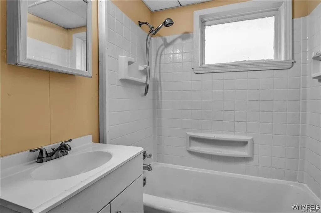 72 Remoleno Street, Buffalo, New York 14220, Buffalo, New York 14220, 6 Bedrooms Bedrooms, ,2 BathroomsBathrooms,Residential,For Sale,72 Remoleno Street, Buffalo, New York 14220,B1623716