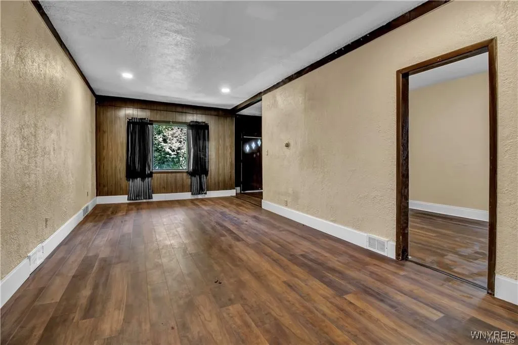 72 Remoleno Street, Buffalo, New York 14220, Buffalo, New York 14220, 6 Bedrooms Bedrooms, ,2 BathroomsBathrooms,Residential,For Sale,72 Remoleno Street, Buffalo, New York 14220,B1623716