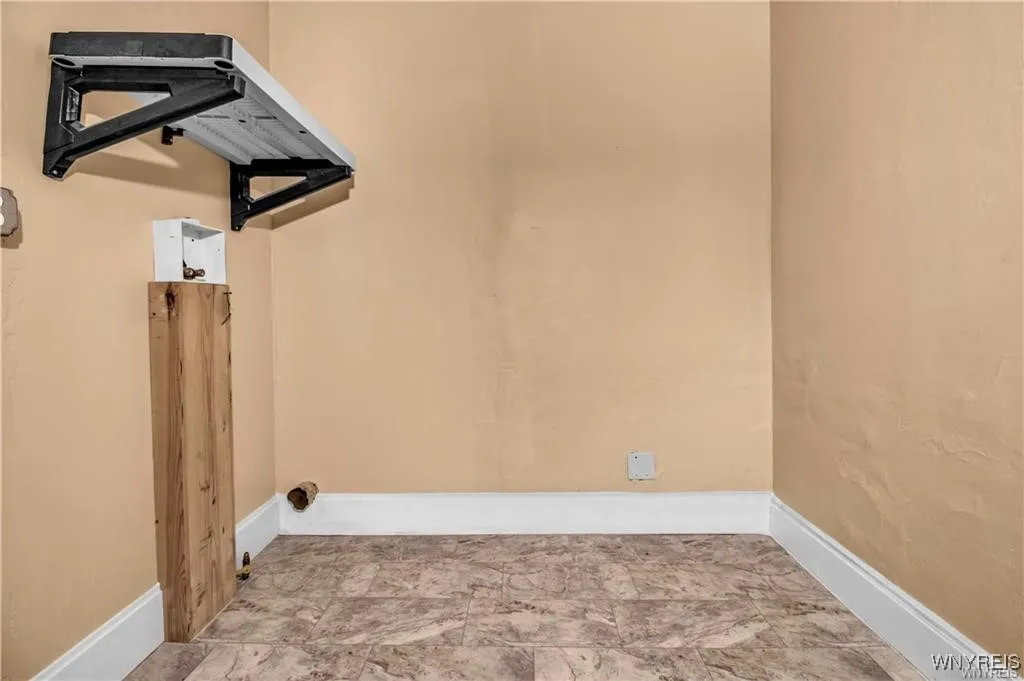 72 Remoleno Street, Buffalo, New York 14220, Buffalo, New York 14220, 6 Bedrooms Bedrooms, ,2 BathroomsBathrooms,Residential,For Sale,72 Remoleno Street, Buffalo, New York 14220,B1623716