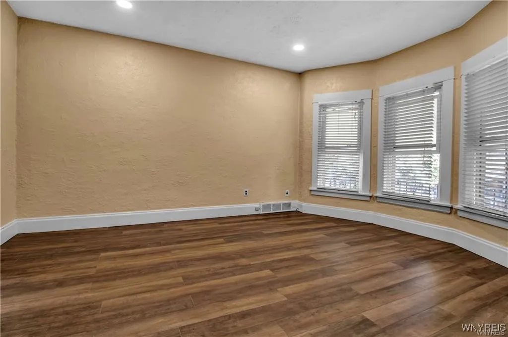 72 Remoleno Street, Buffalo, New York 14220, Buffalo, New York 14220, 6 Bedrooms Bedrooms, ,2 BathroomsBathrooms,Residential,For Sale,72 Remoleno Street, Buffalo, New York 14220,B1623716