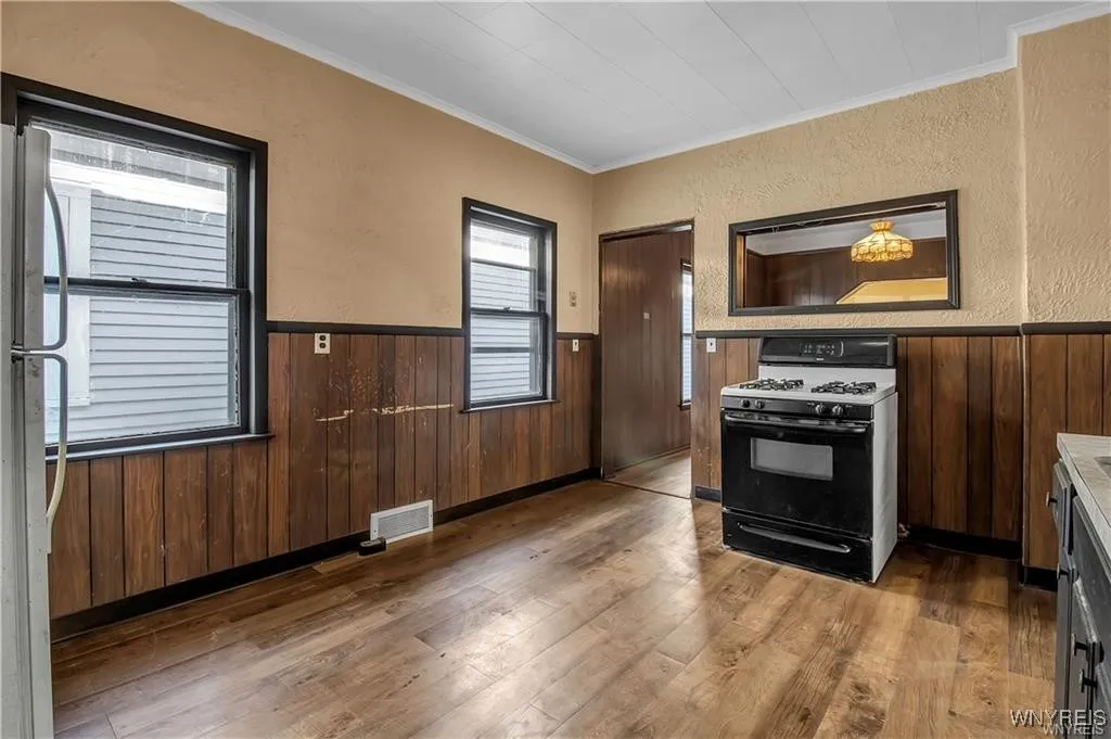 72 Remoleno Street, Buffalo, New York 14220, Buffalo, New York 14220, 6 Bedrooms Bedrooms, ,2 BathroomsBathrooms,Residential,For Sale,72 Remoleno Street, Buffalo, New York 14220,B1623716