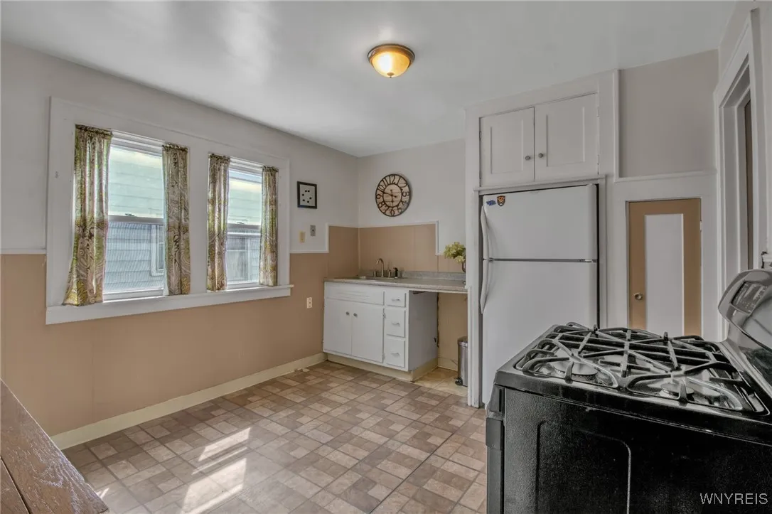 284 Windermere Boulevard, Amherst, New York 14226, Amherst, New York 14226, 2 Bedrooms Bedrooms, 4 Rooms Rooms,1 BathroomBathrooms,Residential Lease,For Rent,284 Windermere Boulevard, Amherst, New York 14226,B1623739
