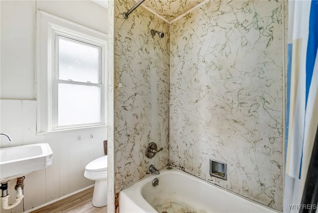 909 Tonawanda Street, Buffalo, New York 14207, Buffalo, New York 14207, 5 Bedrooms Bedrooms, ,2 BathroomsBathrooms,Residential,For Sale,909 Tonawanda Street, Buffalo, New York 14207,B1623763