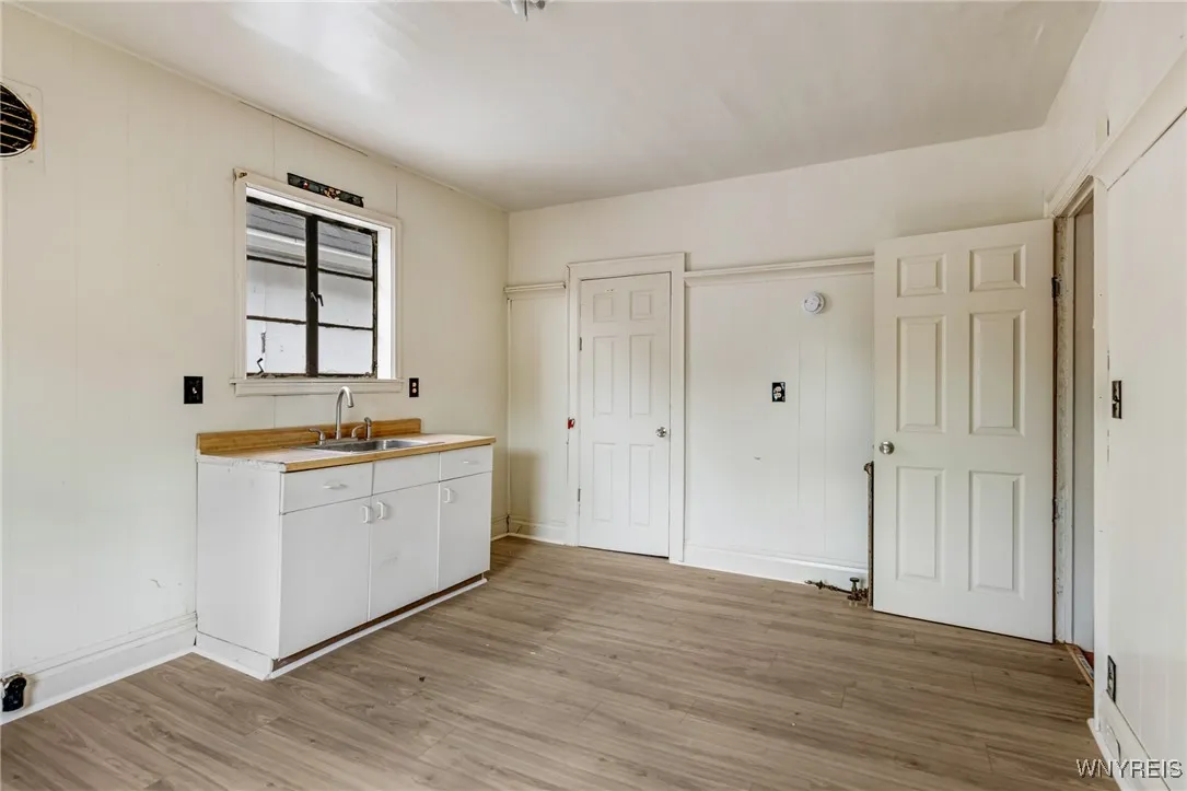 909 Tonawanda Street, Buffalo, New York 14207, Buffalo, New York 14207, 5 Bedrooms Bedrooms, ,2 BathroomsBathrooms,Residential,For Sale,909 Tonawanda Street, Buffalo, New York 14207,B1623763