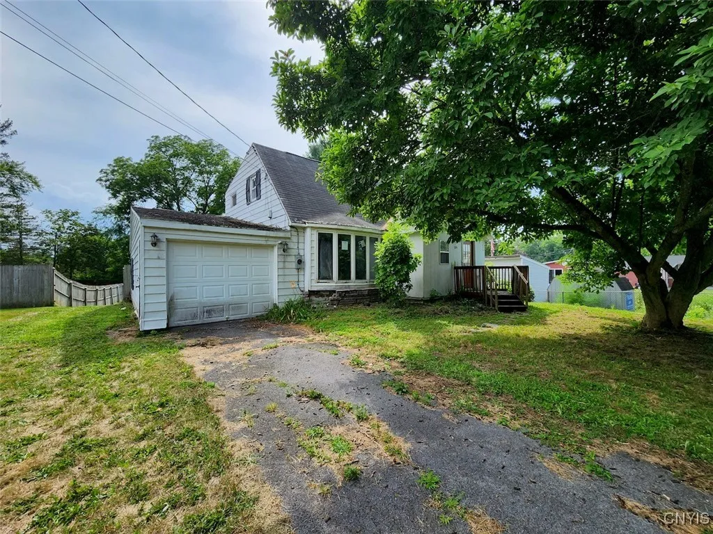 8241 Oswego Road, Lysander, New York 13027, Lysander, New York 13027, 3 Bedrooms Bedrooms, 6 Rooms Rooms,1 BathroomBathrooms,Residential,For Sale,8241 Oswego Road, Lysander, New York 13027,S1622361
