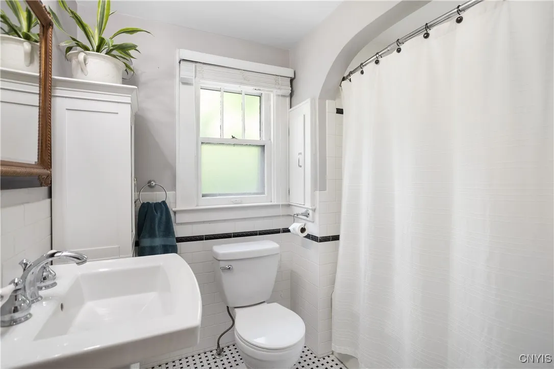 304 Jamesville Road, Dewitt, New York 13214, De Witt, New York 13214, 3 Bedrooms Bedrooms, 7 Rooms Rooms,1 BathroomBathrooms,Residential,For Sale,304 Jamesville Road, Dewitt, New York 13214,S1623664