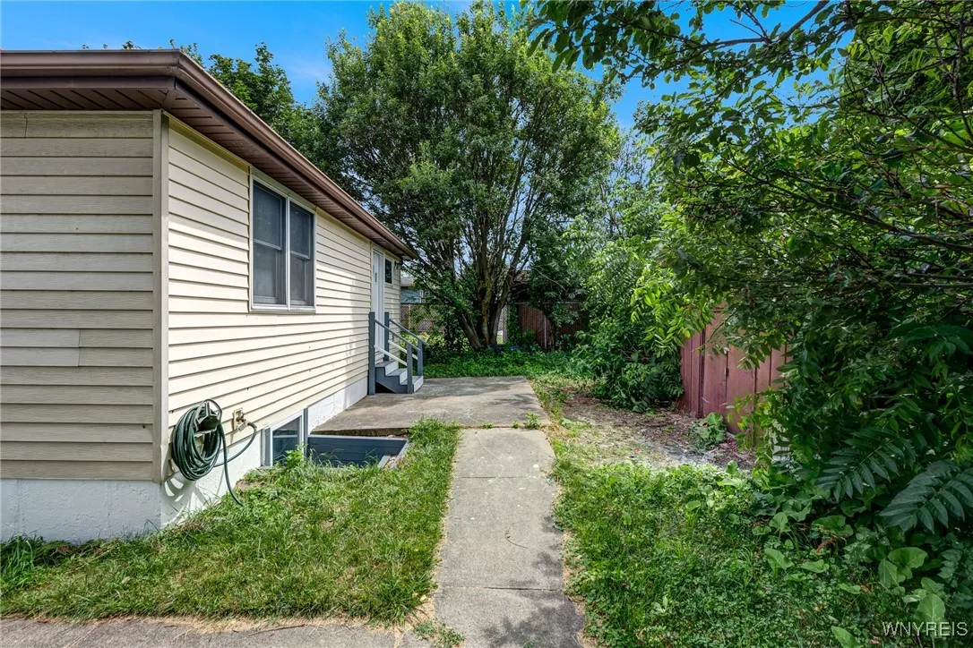82 John Paul Court, Buffalo, New York 14206, Buffalo, New York 14206, 4 Bedrooms Bedrooms, 7 Rooms Rooms,2 BathroomsBathrooms,Residential,For Sale,82 John Paul Court, Buffalo, New York 14206,B1623656