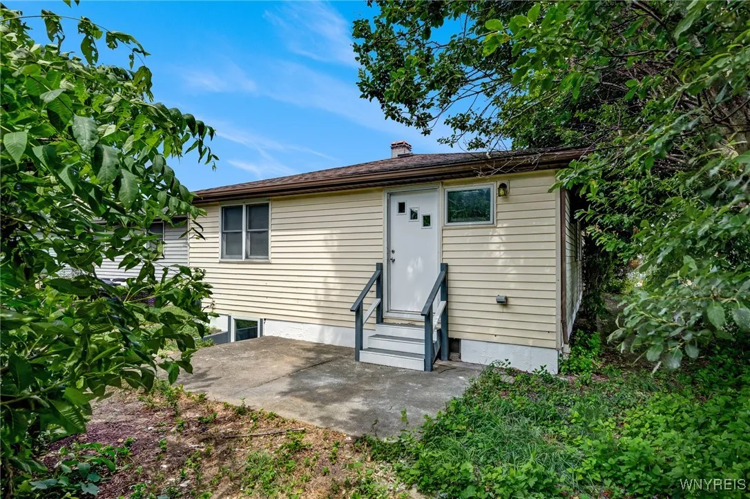 82 John Paul Court, Buffalo, New York 14206, Buffalo, New York 14206, 4 Bedrooms Bedrooms, 7 Rooms Rooms,2 BathroomsBathrooms,Residential,For Sale,82 John Paul Court, Buffalo, New York 14206,B1623656