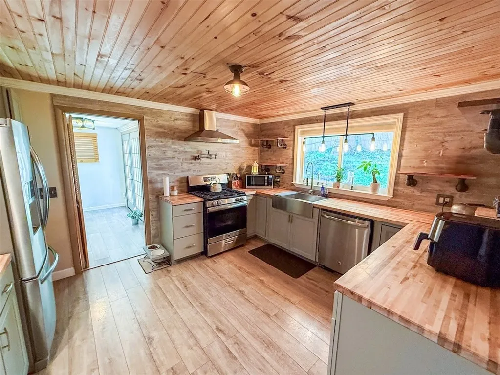 304 Southfield Drive, Manlius, New York 13066, Manlius, New York 13066, 3 Bedrooms Bedrooms, 9 Rooms Rooms,2 BathroomsBathrooms,Residential,For Sale,304 Southfield Drive, Manlius, New York 13066,R1623779