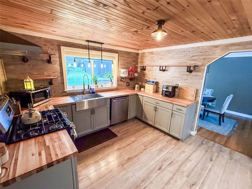 304 Southfield Drive, Manlius, New York 13066, Manlius, New York 13066, 3 Bedrooms Bedrooms, 9 Rooms Rooms,2 BathroomsBathrooms,Residential,For Sale,304 Southfield Drive, Manlius, New York 13066,R1623779