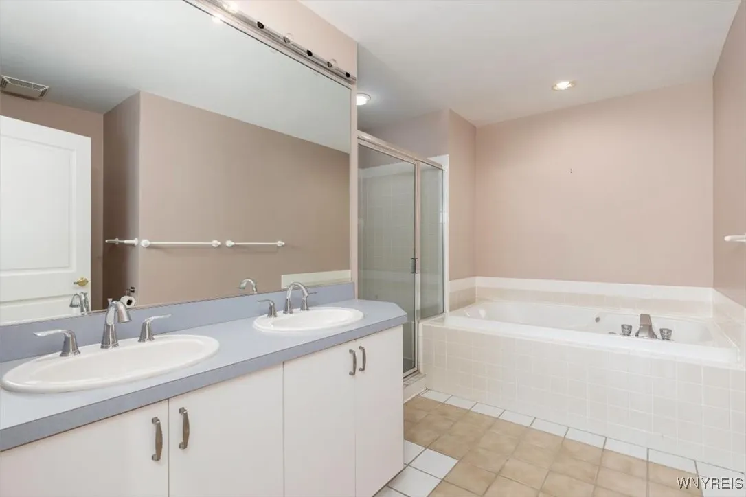 600 Main Street 702, Buffalo, New York 14202, Buffalo, New York 14202, 2 Bedrooms Bedrooms, 4 Rooms Rooms,2 BathroomsBathrooms,Residential Lease,For Rent,600 Main Street 702, Buffalo, New York 14202,B1621300