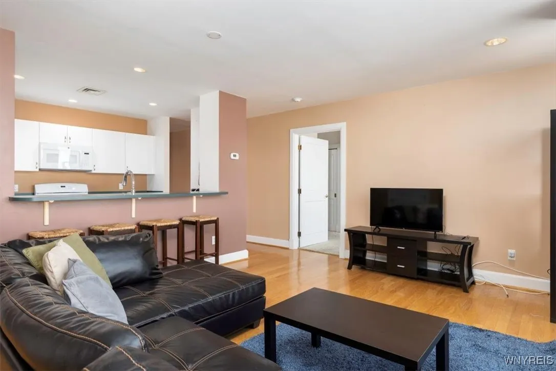 600 Main Street 702, Buffalo, New York 14202, Buffalo, New York 14202, 2 Bedrooms Bedrooms, 4 Rooms Rooms,2 BathroomsBathrooms,Residential Lease,For Rent,600 Main Street 702, Buffalo, New York 14202,B1621300