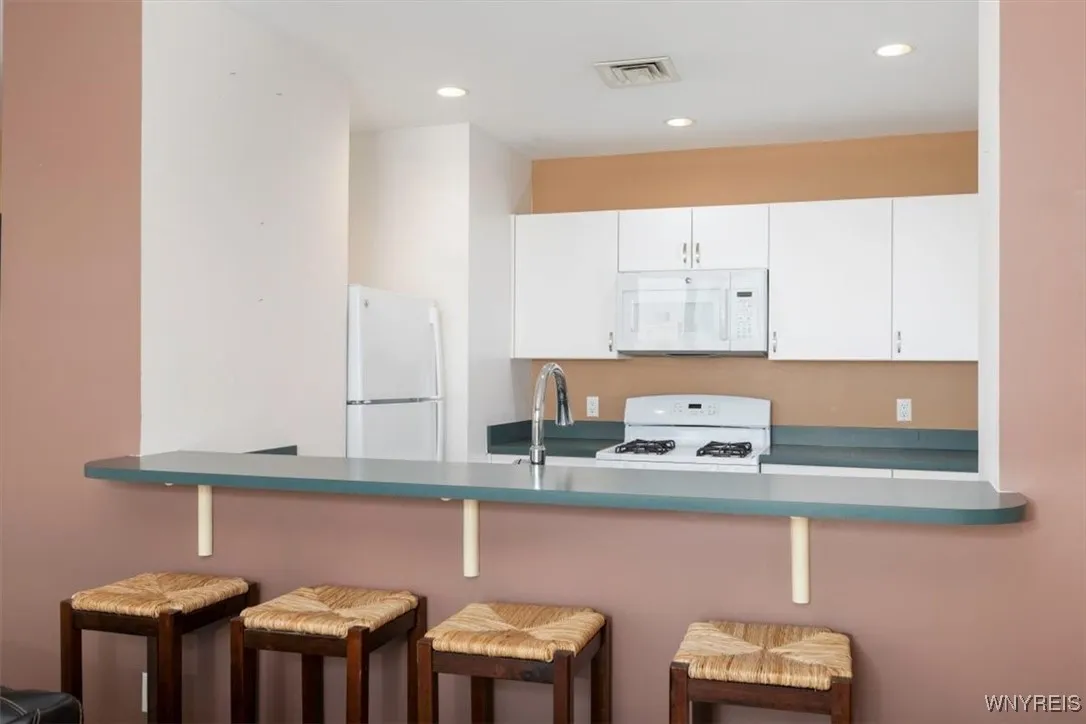 600 Main Street 702, Buffalo, New York 14202, Buffalo, New York 14202, 2 Bedrooms Bedrooms, 4 Rooms Rooms,2 BathroomsBathrooms,Residential Lease,For Rent,600 Main Street 702, Buffalo, New York 14202,B1621300