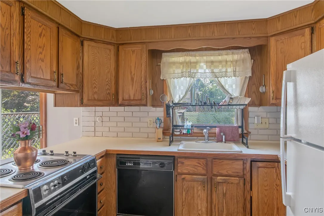 113 Bellshire Lane, Syracuse, New York 13208, Syracuse, New York 13208, 3 Bedrooms Bedrooms, 6 Rooms Rooms,2 BathroomsBathrooms,Residential,For Sale,113 Bellshire Lane, Syracuse, New York 13208,S1623618