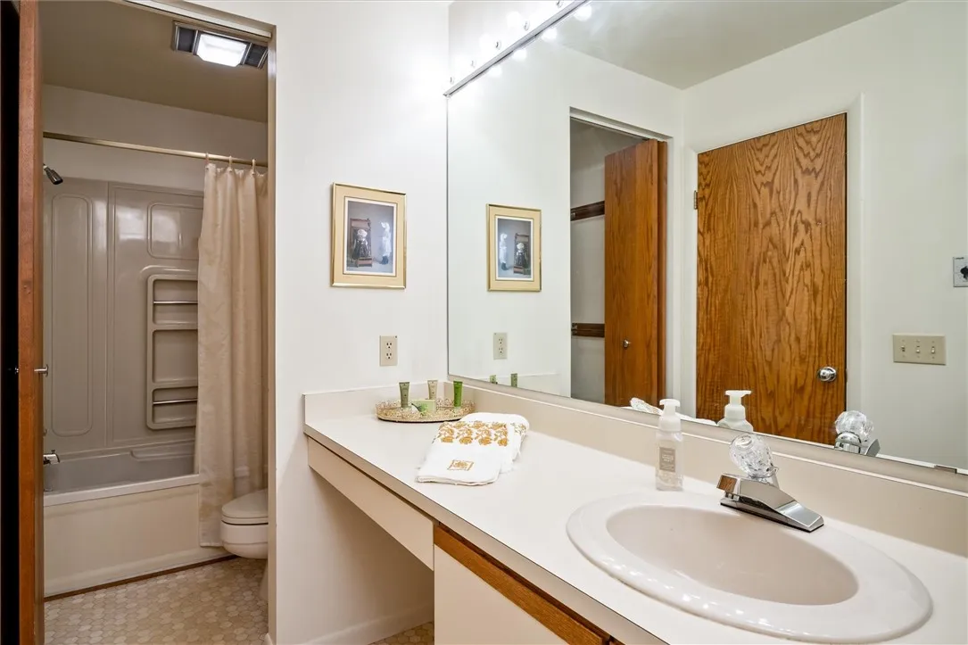 34 Gailhaven Court, Brighton, New York 14618, Brighton, New York 14618, 3 Bedrooms Bedrooms, 7 Rooms Rooms,2 BathroomsBathrooms,Residential,For Sale,34 Gailhaven Court, Brighton, New York 14618,R1623670
