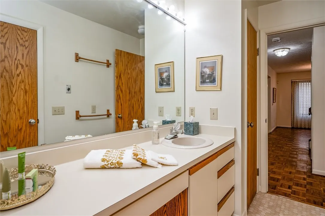 34 Gailhaven Court, Brighton, New York 14618, Brighton, New York 14618, 3 Bedrooms Bedrooms, 7 Rooms Rooms,2 BathroomsBathrooms,Residential,For Sale,34 Gailhaven Court, Brighton, New York 14618,R1623670