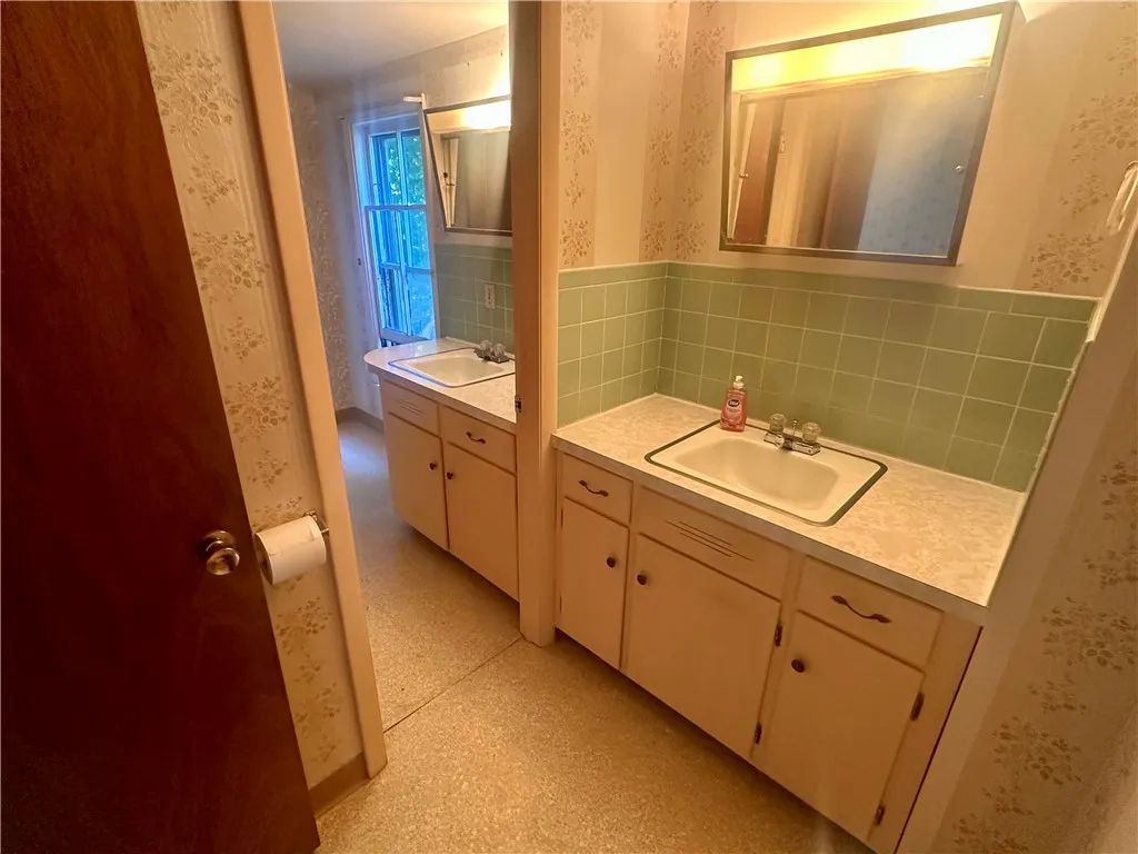 14 Maple Avenue, Leroy, New York 14482, Leroy, New York 14482, 3 Bedrooms Bedrooms, 9 Rooms Rooms,1 BathroomBathrooms,Residential,For Sale,14 Maple Avenue, Leroy, New York 14482,R1622976