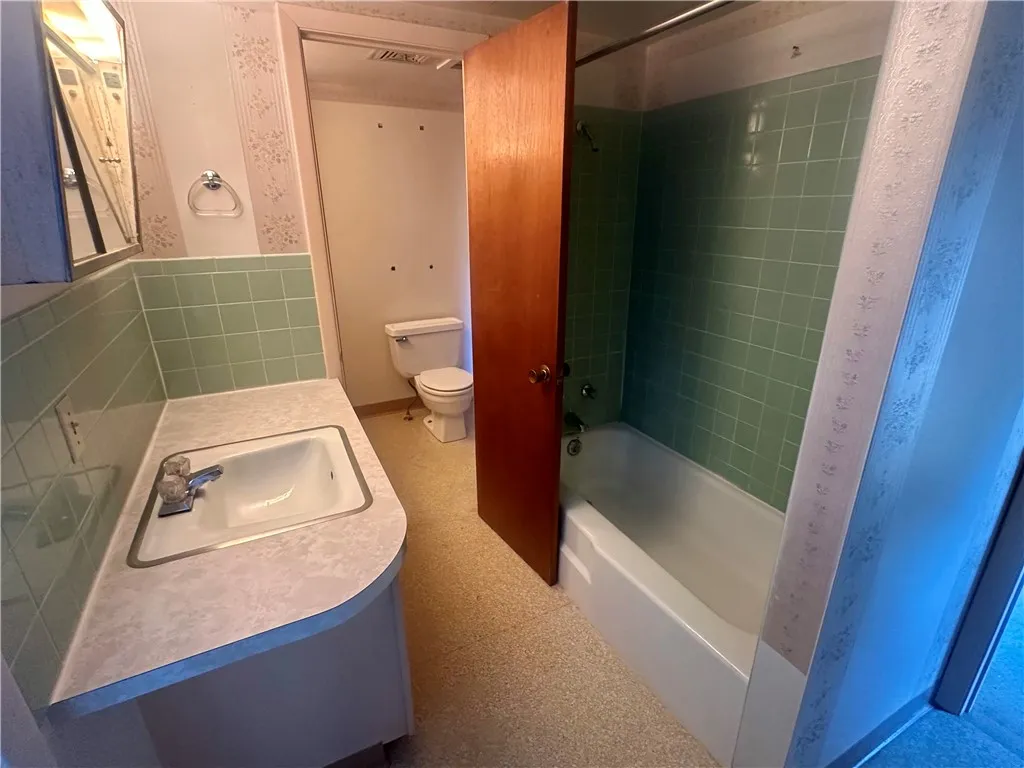 14 Maple Avenue, Leroy, New York 14482, Leroy, New York 14482, 3 Bedrooms Bedrooms, 9 Rooms Rooms,1 BathroomBathrooms,Residential,For Sale,14 Maple Avenue, Leroy, New York 14482,R1622976