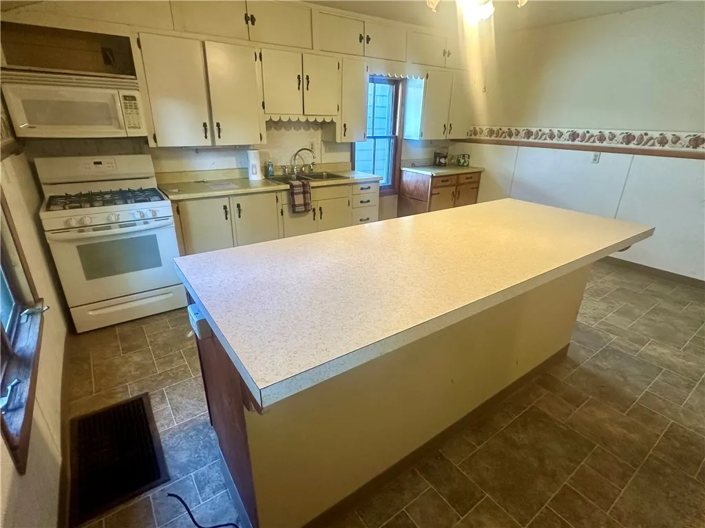 14 Maple Avenue, Leroy, New York 14482, Leroy, New York 14482, 3 Bedrooms Bedrooms, 9 Rooms Rooms,1 BathroomBathrooms,Residential,For Sale,14 Maple Avenue, Leroy, New York 14482,R1622976