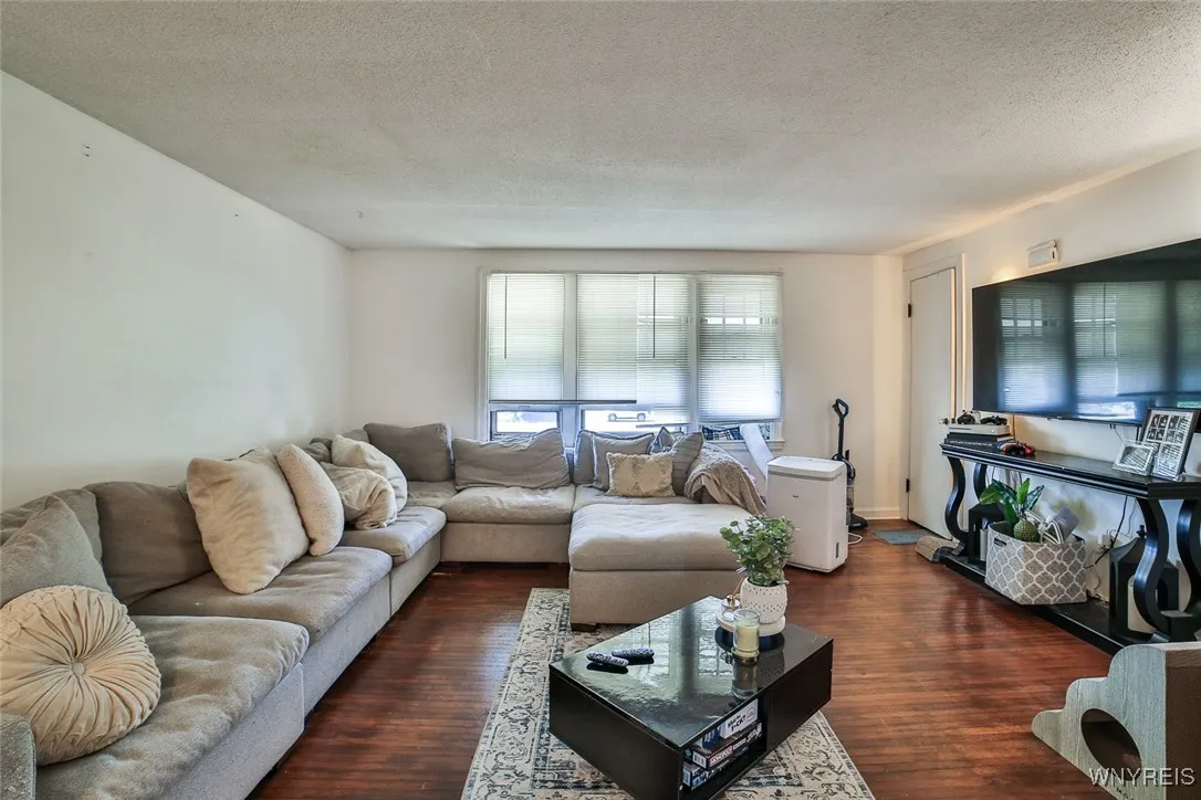 LIVING ROOM APT 2