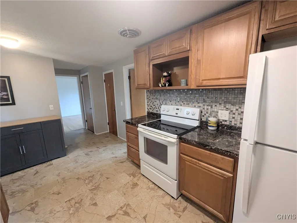 8242 Eden Lane, Lysander, New York 13027, Lysander, New York 13027, 4 Bedrooms Bedrooms, 7 Rooms Rooms,1 BathroomBathrooms,Residential,For Sale,8242 Eden Lane, Lysander, New York 13027,S1623859