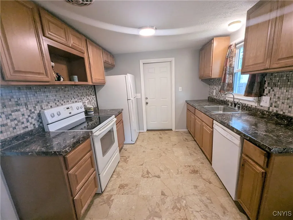 8242 Eden Lane, Lysander, New York 13027, Lysander, New York 13027, 4 Bedrooms Bedrooms, 7 Rooms Rooms,1 BathroomBathrooms,Residential,For Sale,8242 Eden Lane, Lysander, New York 13027,S1623859