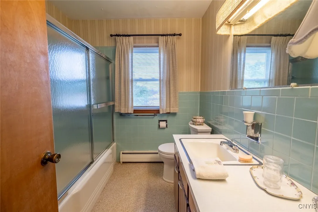 Full Bath off Hallway