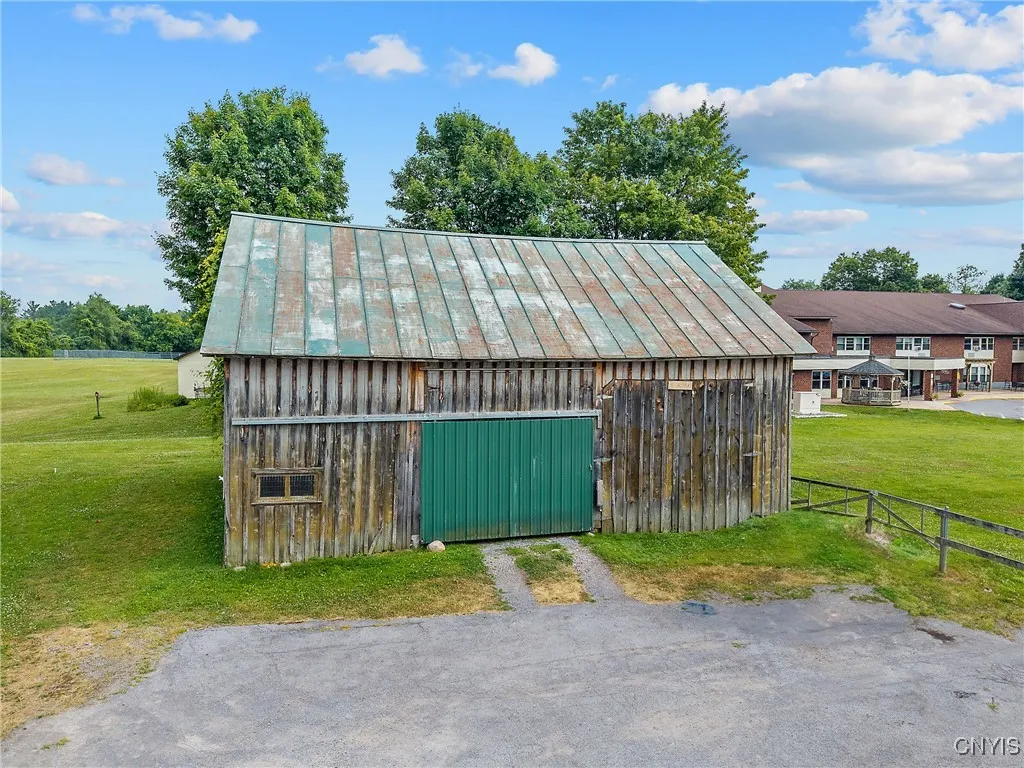 Barn is great for parking, storage, or create your workshop, photography / art studio - additional income potential!