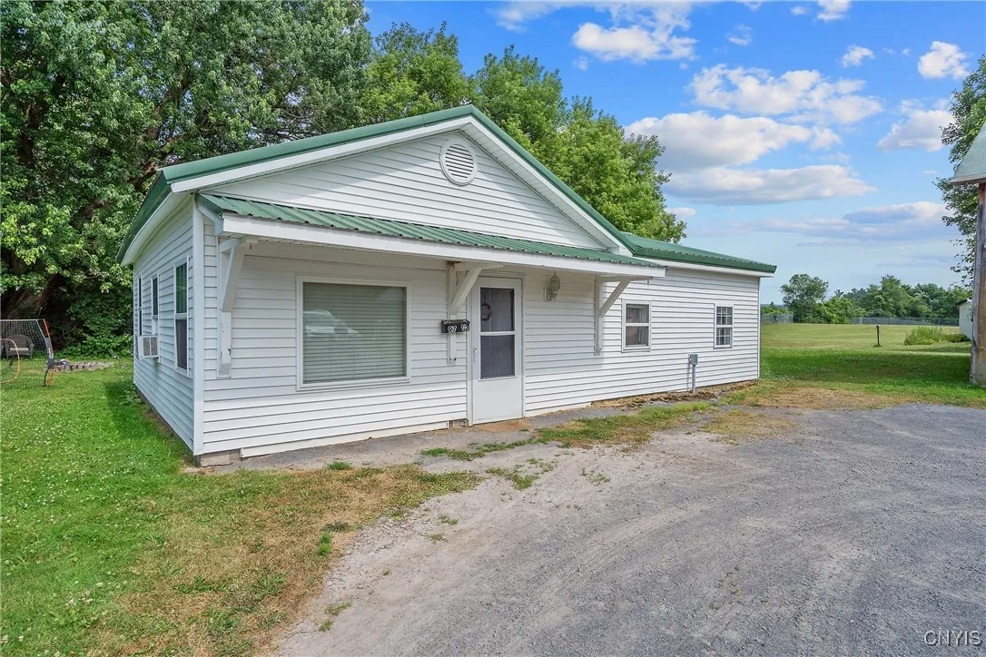 House 2 (1 bedroom, can be converted back to 2 bedrooms)