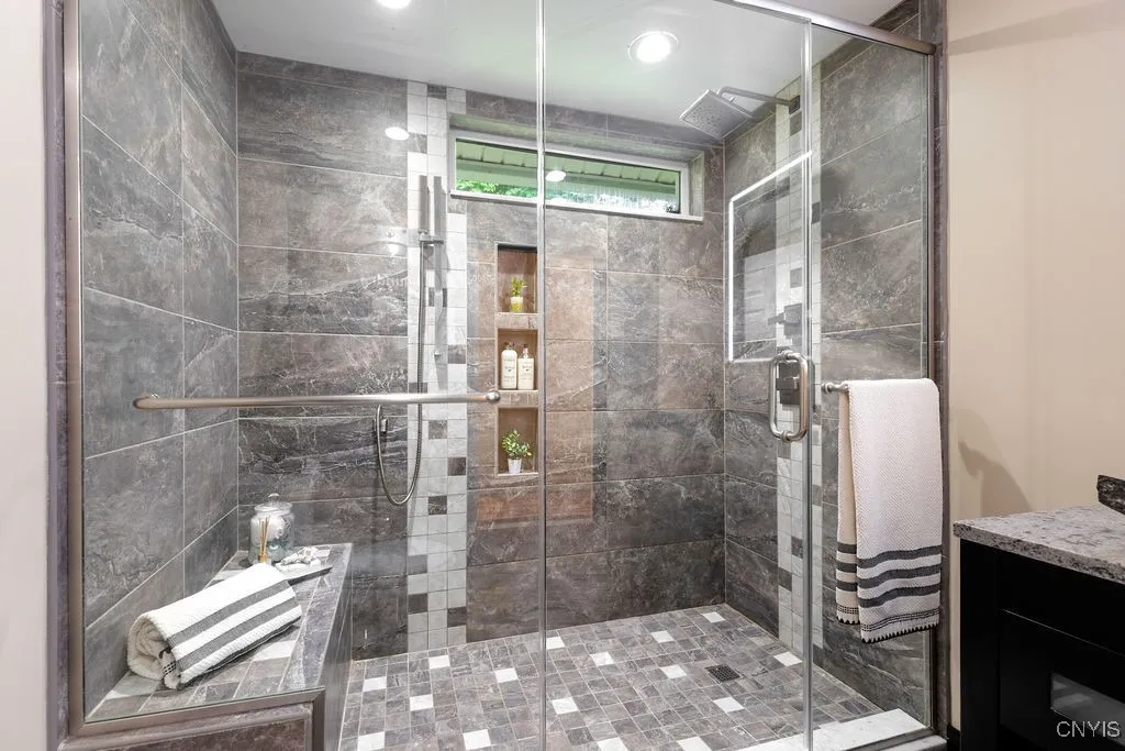 2nd Full Bathroom.