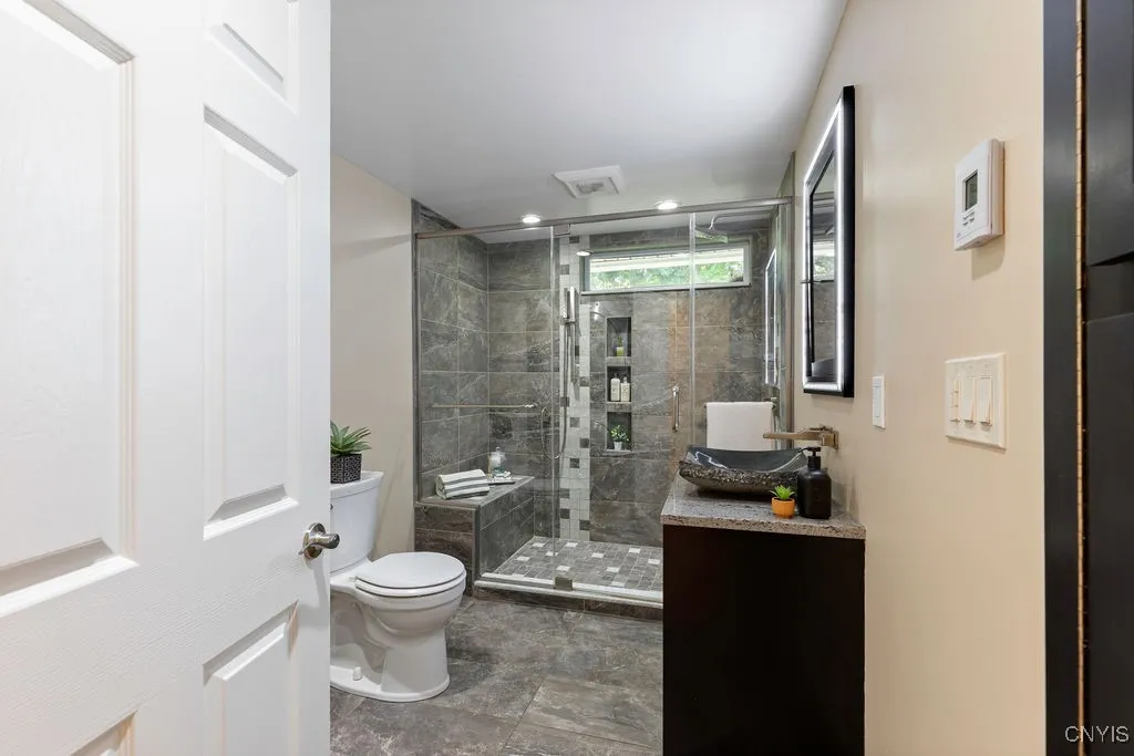 2nd Full Bathroom.