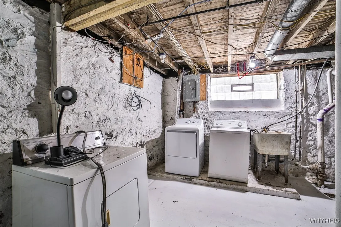 47 Heath Street, Buffalo, New York 14214, Buffalo, New York 14214, 5 Bedrooms Bedrooms, 8 Rooms Rooms,1 BathroomBathrooms,Residential,For Sale,47 Heath Street, Buffalo, New York 14214,B1623153