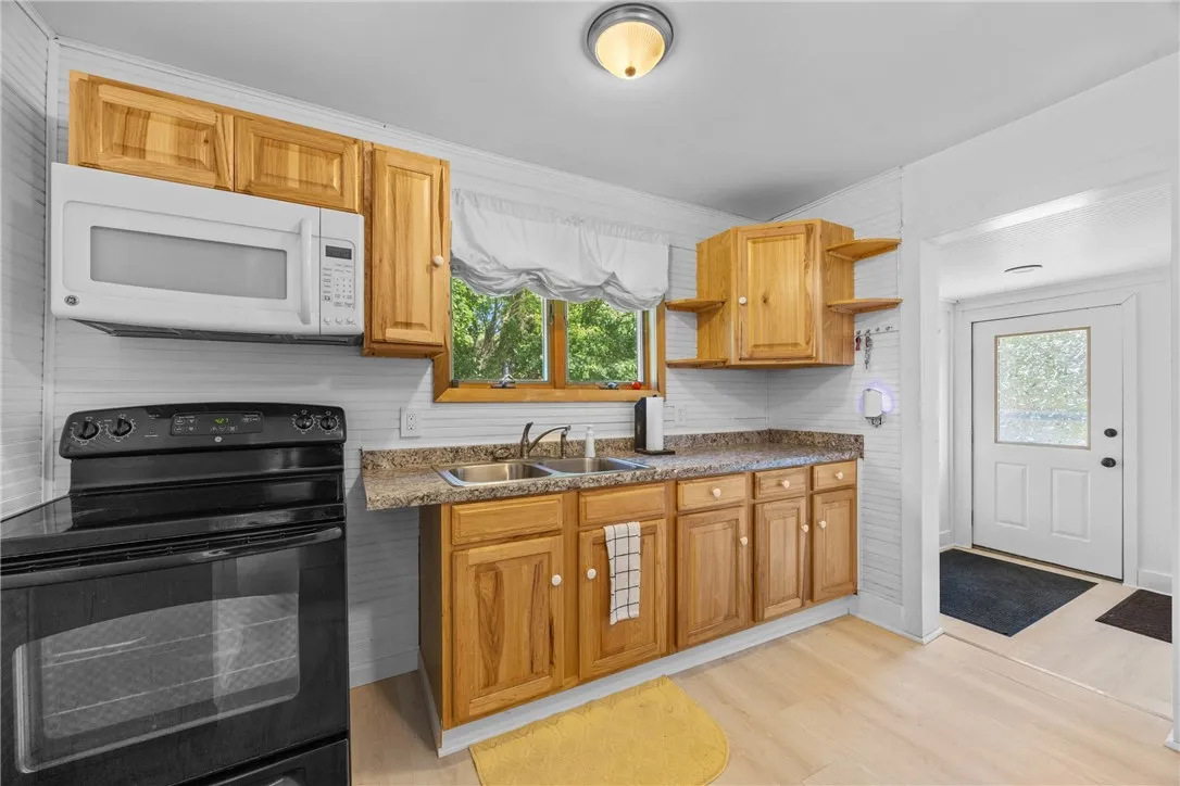 891 Whitney Road West, Perinton, New York 14450, Perinton, New York 14450, 2 Bedrooms Bedrooms, 4 Rooms Rooms,1 BathroomBathrooms,Residential,For Sale,891 Whitney Road West, Perinton, New York 14450,R1623899