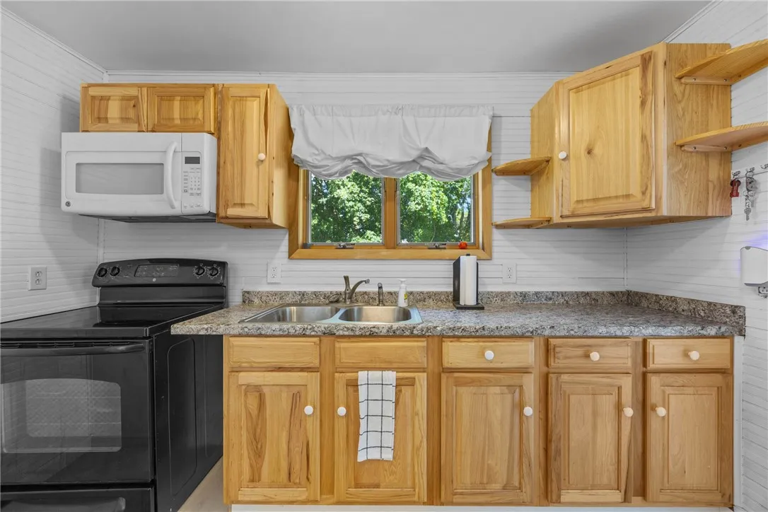 891 Whitney Road West, Perinton, New York 14450, Perinton, New York 14450, 2 Bedrooms Bedrooms, 4 Rooms Rooms,1 BathroomBathrooms,Residential,For Sale,891 Whitney Road West, Perinton, New York 14450,R1623899