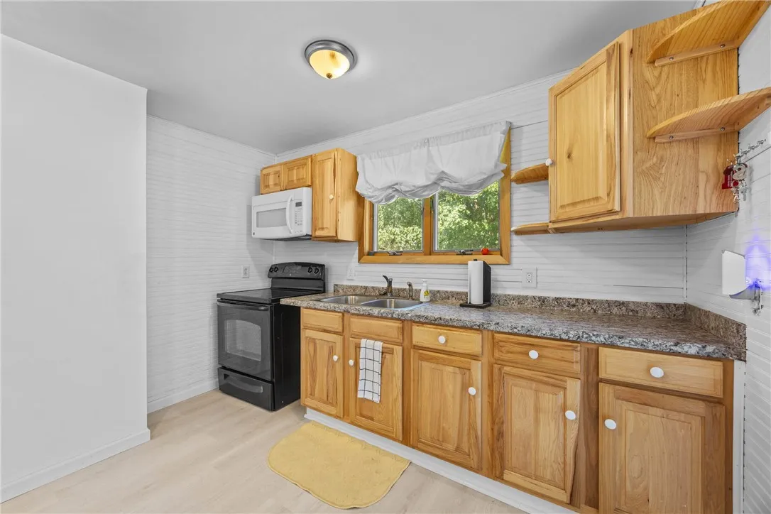 891 Whitney Road West, Perinton, New York 14450, Perinton, New York 14450, 2 Bedrooms Bedrooms, 4 Rooms Rooms,1 BathroomBathrooms,Residential,For Sale,891 Whitney Road West, Perinton, New York 14450,R1623899
