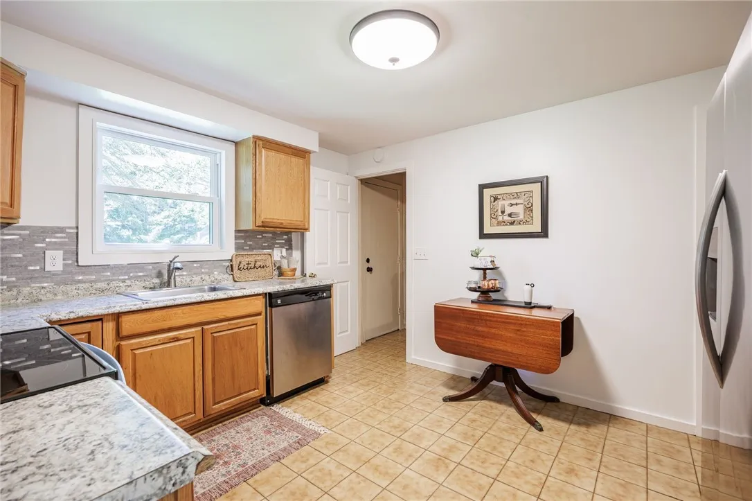 122 Countess Drive, Henrietta, New York 14586, Henrietta, New York 14586, 3 Bedrooms Bedrooms, 7 Rooms Rooms,2 BathroomsBathrooms,Residential,For Sale,122 Countess Drive, Henrietta, New York 14586,R1623605